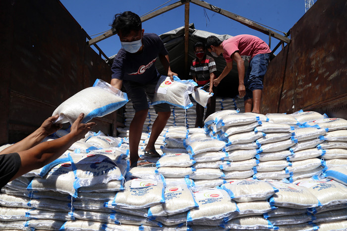Penyerahan donasi berupa bantuan logistik beras kepada Kasipers Korem 084/Bhaskara Jaya, Kolonel Inf Agus Supriyanto, di Jawa Timur, Senin (19/7/2021).