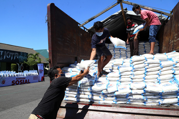 Penyerahan donasi berupa bantuan logistik beras kepada Kasipers Korem 084/Bhaskara Jaya, Kolonel Inf Agus Supriyanto, di Jawa Timur, Senin (19/7/2021).