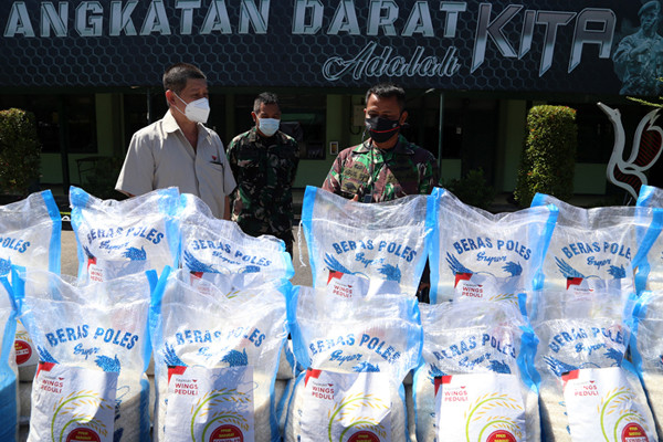 Penyerahan donasi berupa bantuan logistik beras kepada Kasipers Korem 084/Bhaskara Jaya, Kolonel Inf Agus Supriyanto, di Jawa Timur, Senin (19/7/2021).