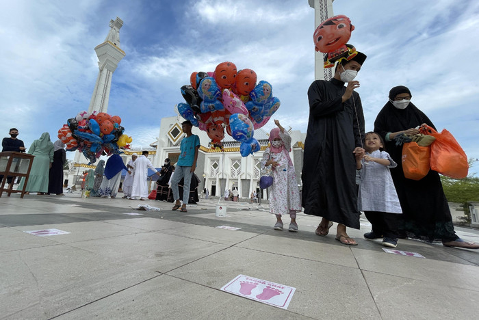 Umat muslim melaksanakan ibadah Shalat Idul Adha di Masjid Syekh Yusuf, Kabupaten Gowa, Selasa (20/7/2021).