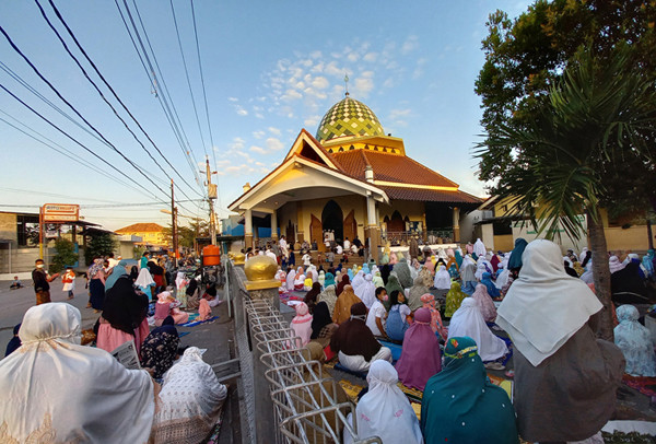 Puluhan warga muslim melaksanakan ibadah shalat Idul Adha di Masjid Baitul Makmur Kota Semarang, Jawa Tengah, Selasa (20/7/2021).