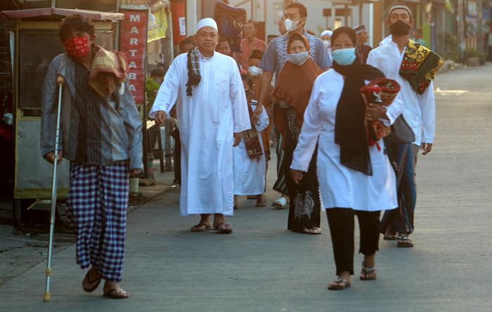 Puluhan warga muslim melaksanakan ibadah shalat Idul Adha di Masjid Baitul Makmur Kota Semarang, Jawa Tengah, Selasa (20/7/2021).