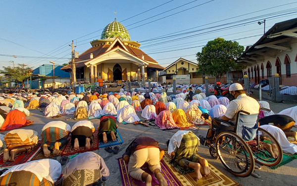 Puluhan warga muslim melaksanakan ibadah shalat Idul Adha di Masjid Baitul Makmur Kota Semarang, Jawa Tengah, Selasa (20/7/2021).