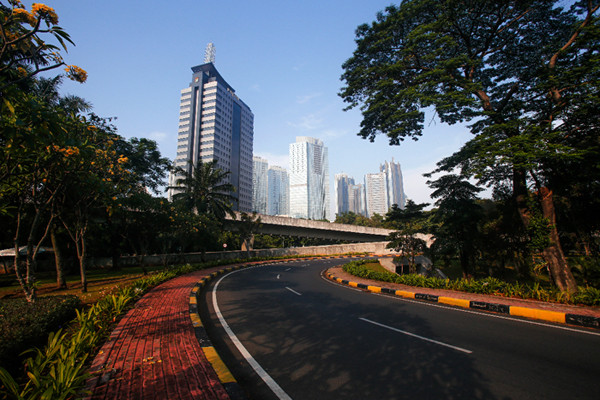 Sejumlah pengendara melintas di ruas Jalan Gatot Subroto, Jakarta Selatan, Selasa (20/7/2021).