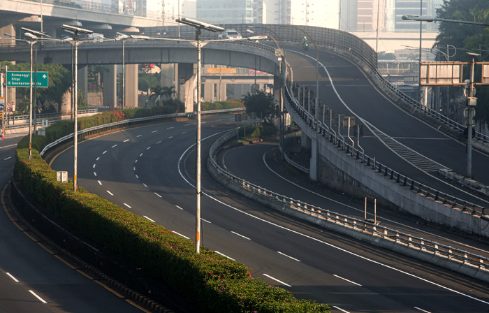 Sejumlah pengendara melintas di ruas Jalan Gatot Subroto, Jakarta Selatan, Selasa (20/7/2021).