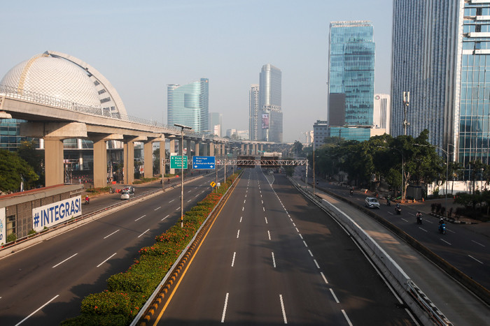 Sejumlah pengendara melintas di ruas Jalan Gatot Subroto, Jakarta Selatan, Selasa (20/7/2021).