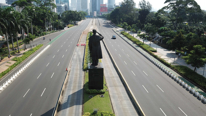 Kendaraan melintas di Kawasan Jalan Jenderal Sudirman, Jakarta Pusat, Selasa (20/7/2021).