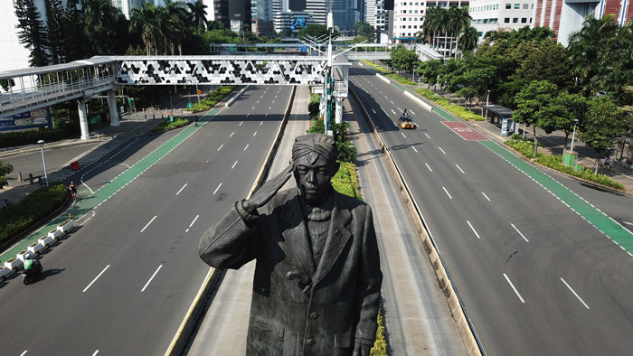 Kendaraan melintas di Kawasan Jalan Jenderal Sudirman, Jakarta Pusat, Selasa (20/7/2021).