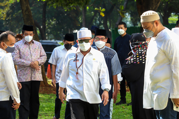 Ketua DPD RI LaNyalla Mahmud Matallitti menyerahkan hewan kurban sapi kepada kesetjenan DPD RI di Jakarta, Selasa (20/7/2021).