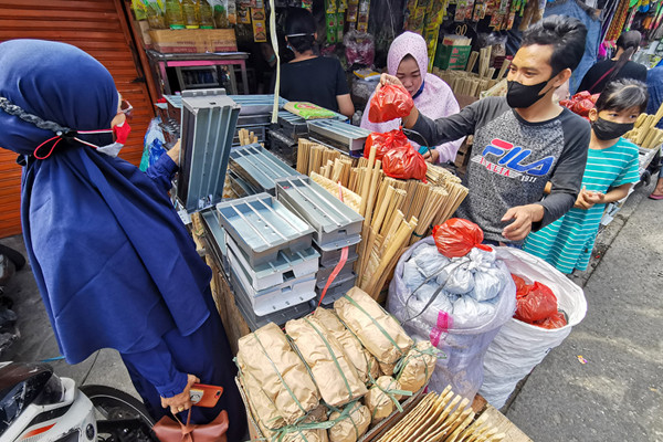 Pedagang melayani pembeli di Pasar Palmerah, Jakarta Barat, Selasa (20/7/2021).