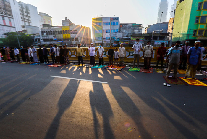 Umat muslim melaksanakan shalat Idul Adha 1442 H di Kawasan Pasar Tanah Abang, Jakarta Pusat, Selasa (20/7/2021).