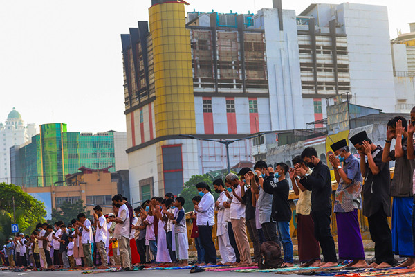 Umat muslim melaksanakan shalat Idul Adha 1442 H di Kawasan Pasar Tanah Abang, Jakarta Pusat, Selasa (20/7/2021).