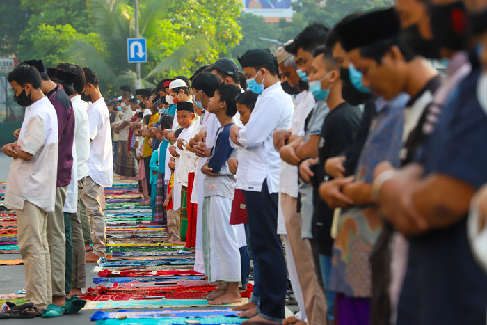 Umat muslim melaksanakan shalat Idul Adha 1442 H di Kawasan Pasar Tanah Abang, Jakarta Pusat, Selasa (20/7/2021).