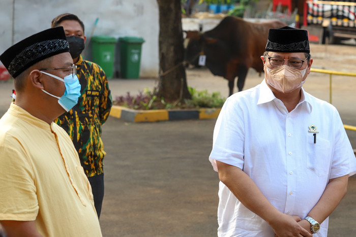 Ketua Umum Partai Golkar Airlangga Hartarto dan jajaran menghadiri penyerahan Hewan Kurban serta 3000 paket sembako di Jakarta, Rabu (21/7/2021).