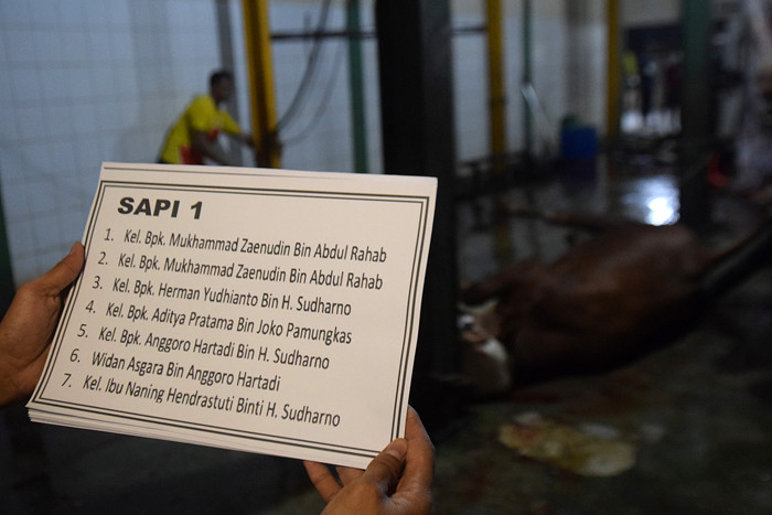 Sejumlah petugas saat melakukan proses penyembelihan hingga pemotongan hewan kurban di RPH Ungaran, Kabupaten Semarang, Jawa Tengah, Rabu (21/7/2021).