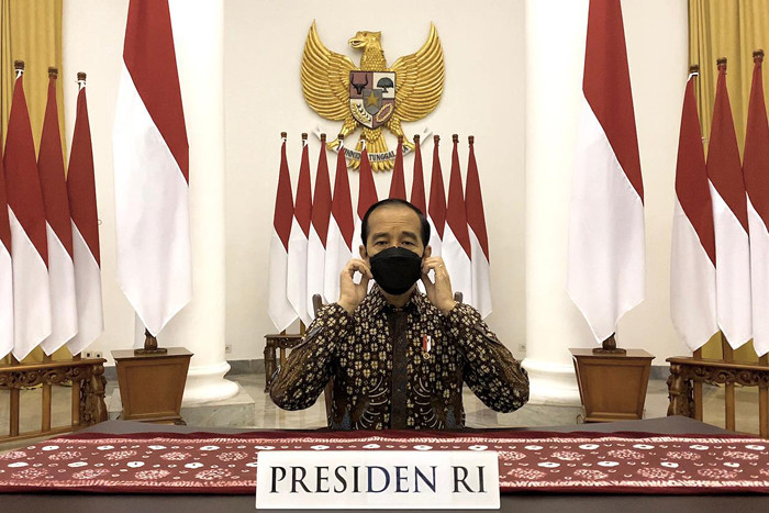Presiden Joko Widodo memberikan pernyataan pers di Istana Kepresidenan Bogor, Jawa Barat, Selasa (20/7/2021).