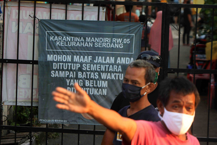 Sejak diberlakukannya PPKM darurat kawasan kelurahan Serdang melakukan penutupan beberapa akses jalan yang digunakan warga di Jakarta, Rabu (21/7/2021).