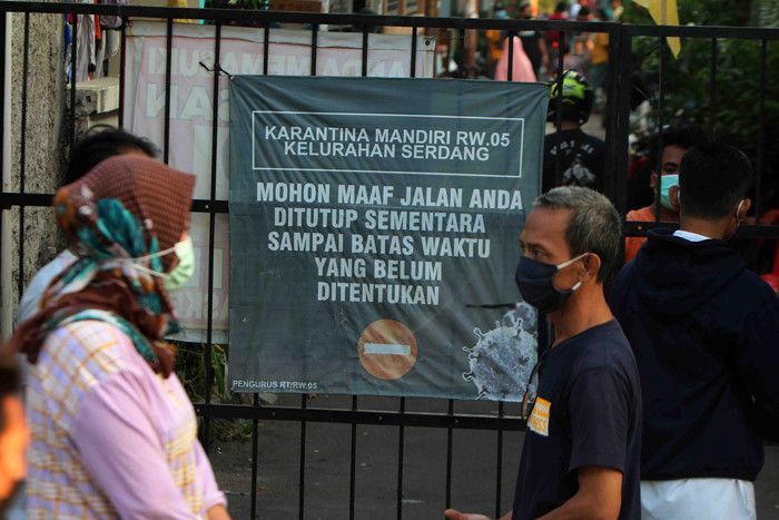 Sejak diberlakukannya PPKM darurat kawasan kelurahan Serdang melakukan penutupan beberapa akses jalan yang digunakan warga di Jakarta, Rabu (21/7/2021).