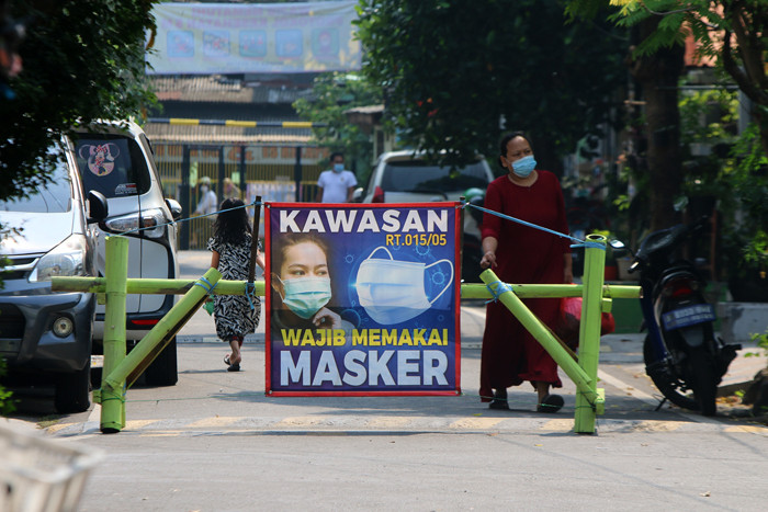 Sejak diberlakukannya PPKM darurat kawasan kelurahan Serdang melakukan penutupan beberapa akses jalan yang digunakan warga di Jakarta, Rabu (21/7/2021).