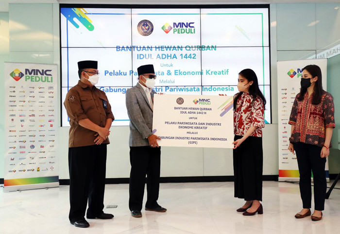 MNC Peduli Serah Terima Kurban kepada Pelaku Pariwisata dan Ekonomi Kreatif melalui Gabungan Industri Pariwisata Indonesia (GIPI) berupa satu ekor sapi.