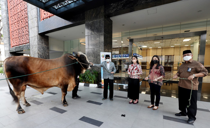 MNC Peduli Serah Terima Kurban kepada Pelaku Pariwisata dan Ekonomi Kreatif melalui Gabungan Industri Pariwisata Indonesia (GIPI) berupa satu ekor sapi.