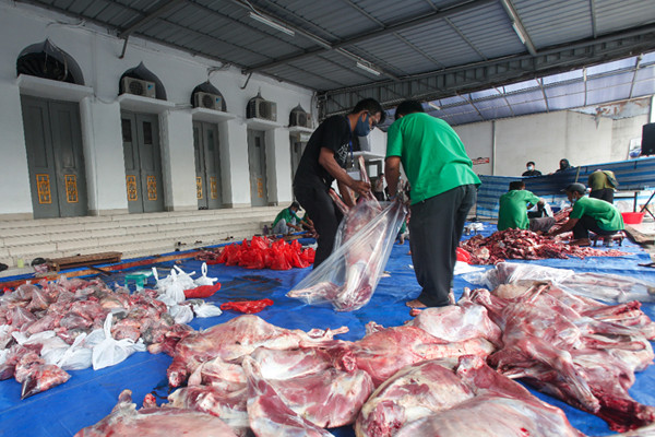 Panitia memotong daging hewan kurban di Masjid Agung Al-Azhar, Jakarta Selatan, Rabu (21/7/2021).