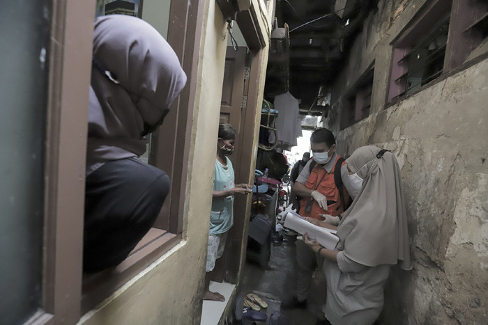 Juru Bayar Kantor Pos Indonesia memotret warga penerima Bantuan Sosial Tunai (BST) di wilayah Kelurahan Petojo Selatan, Jakarta, Rabu (21/7/2021).