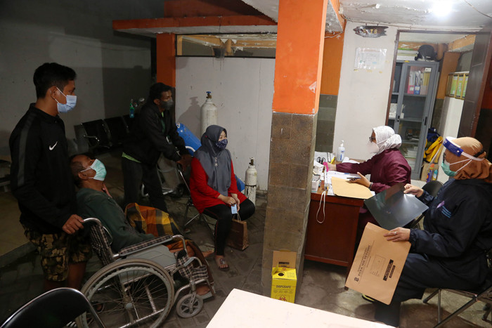 Pasien mendatangi Puskesmas untuk mendapat perawatan awal di Puskesmas Rangkah Surabaya, Jawa Timur, Rabu (21/7/2021) malam.