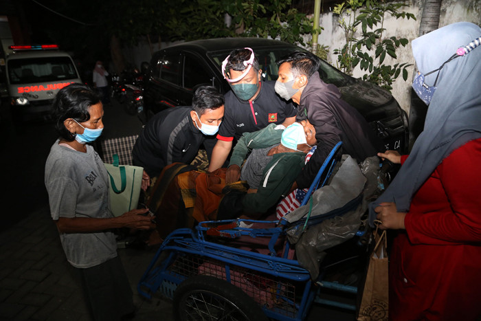 Pasien mendatangi Puskesmas untuk mendapat perawatan awal di Puskesmas Rangkah Surabaya, Jawa Timur, Rabu (21/7/2021) malam.