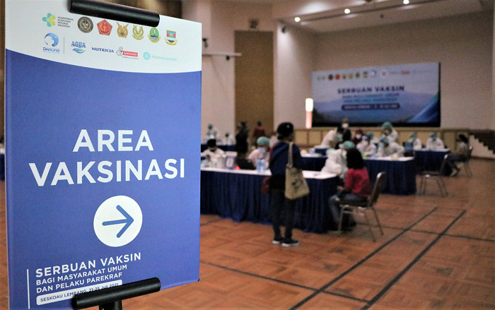 Petugas menyuntikan vaksin kepada Warga saat Serbuan Vaksinasi di GOR Widya Dirgantara, Seskoau, Lembang, Bandung, Rabu (21/7/2021).