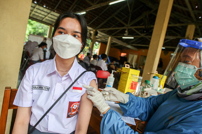 Siswa Sekolah Menengah Atas saat menerima Vaksin varian Sinovac di SMAN 113, Jakarta Timur, Rabu (21/7/2021).