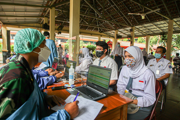 Siswa Sekolah Menengah Atas saat menerima Vaksin varian Sinovac di SMAN 113, Jakarta Timur, Rabu (21/7/2021).