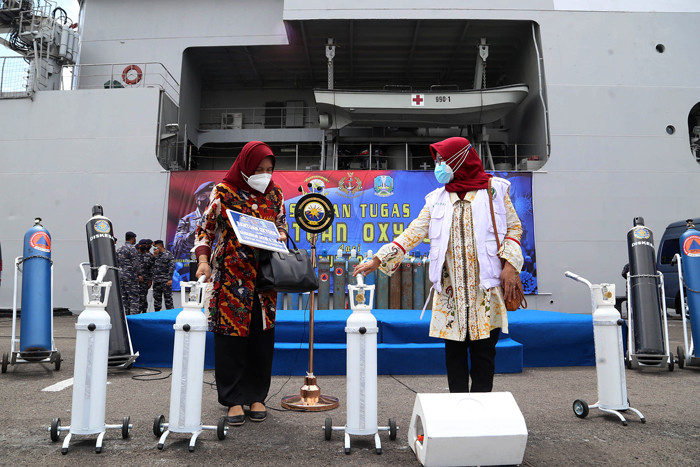 Kepala Staf Angkatan Laut Laksamana TNI Yudo Margono menyerahkan tabung oksigen kepada Gubernur Jatim Khofifah Indar Parawansa di Jawa Timur, Kamis (22/7/2021).