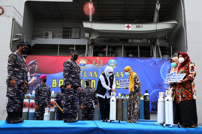 Kepala Staf Angkatan Laut Laksamana TNI Yudo Margono menyerahkan tabung oksigen kepada Gubernur Jatim Khofifah Indar Parawansa di Jawa Timur, Kamis (22/7/2021).