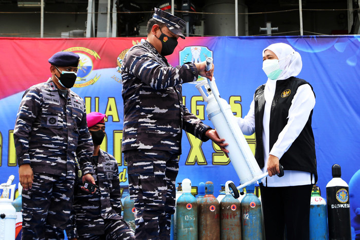 Kepala Staf Angkatan Laut Laksamana TNI Yudo Margono menyerahkan tabung oksigen kepada Gubernur Jatim Khofifah Indar Parawansa di Jawa Timur, Kamis (22/7/2021).