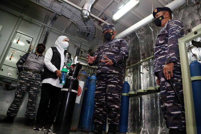 Kepala Staf Angkatan Laut Laksamana TNI Yudo Margono menyerahkan tabung oksigen kepada Gubernur Jatim Khofifah Indar Parawansa di Jawa Timur, Kamis (22/7/2021).