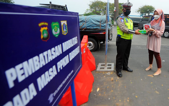 Pegawai PT Bank Tabungan Negara (Persero) Tbk membagikan makanan dan hand sanitizer kepada petugas di kawasan Samsat Daan Mogot, Jakarta, Kamis (22/7/2021).