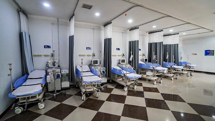 Tenaga Medis saat melakukan pengecekan peralatan kesehatan secara rutin sebelum kedatangan pasien Covid-19 di RSJP Ekstensi Asrama Haji, Kamis (22/7/2021).
