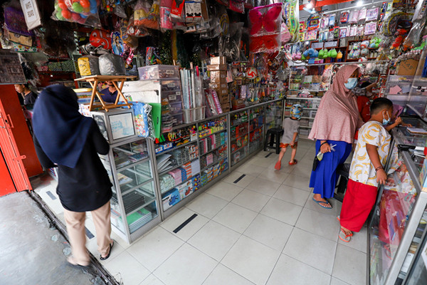 Orang tua saat membeli perlengkapan keperluan anak sekolah di kawasan Jakarta Barat, Kamis (22/7/2021).