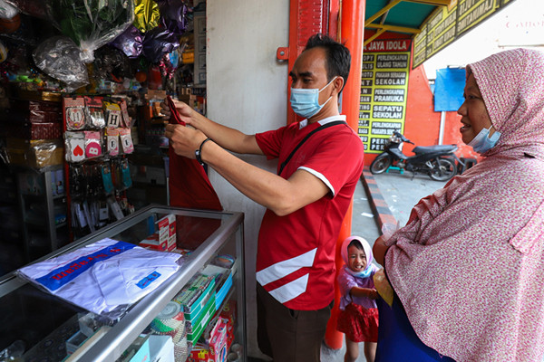 Orang tua saat membeli perlengkapan keperluan anak sekolah di kawasan Jakarta Barat, Kamis (22/7/2021).