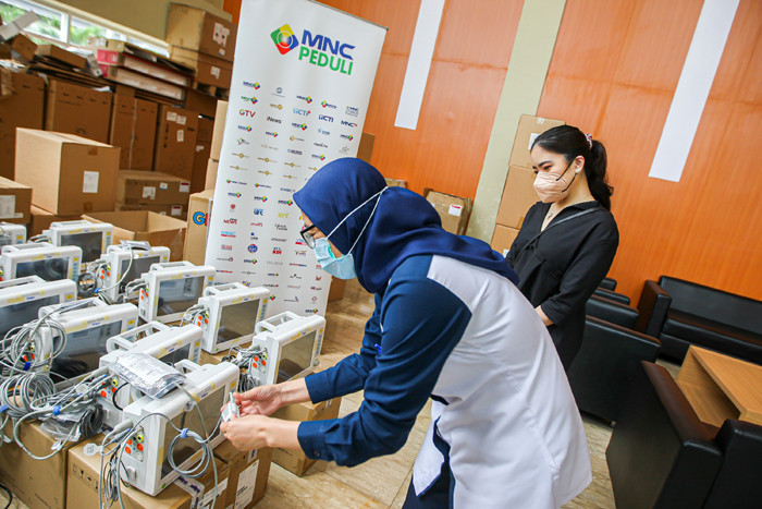 MNC Peduli menyalurkan bantuan berupa 10 medical bed dan 900 hazmat untuk RS Ekstensi RSPJ Khusus Covid-19 Asrama Haji Embarkasi Jakarta.