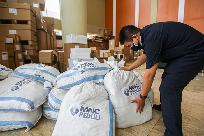MNC Peduli menyalurkan bantuan berupa 10 medical bed dan 900 hazmat untuk RS Ekstensi RSPJ Khusus Covid-19 Asrama Haji Embarkasi Jakarta.