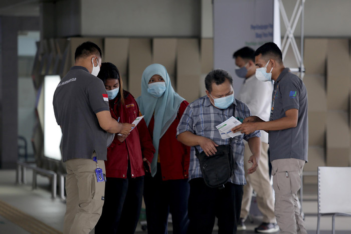 Warga menerima dosis pertama vaksin Covid-19 di Stasiun MRT Blok A, Jakarta, Kamis (22/7/2021).