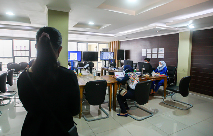 Suasana aktivitas Command Room (Ruang Komando) di Rumah Sakit Pertamina Jaya (RSJP) Extensi Asrama Haji, Jakarta Timur, Kamis (22/7/2021).