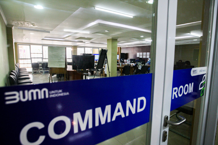 Suasana aktivitas Command Room (Ruang Komando) di Rumah Sakit Pertamina Jaya (RSJP) Extensi Asrama Haji, Jakarta Timur, Kamis (22/7/2021).