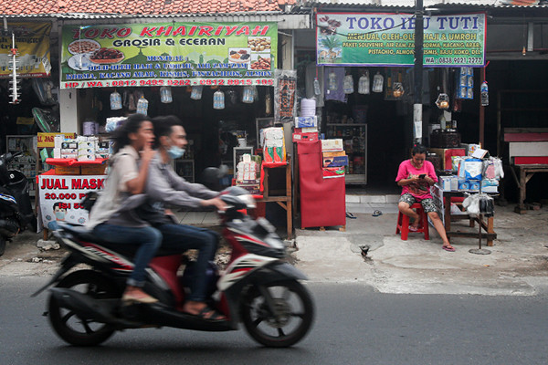 Penjual menata dagangannya di salah satu kios oleh-oleh Haji dan Umroh di kawasan Asrama Haji Pondok Gede, Jakarta Timur, Kamis (22/7/2021).