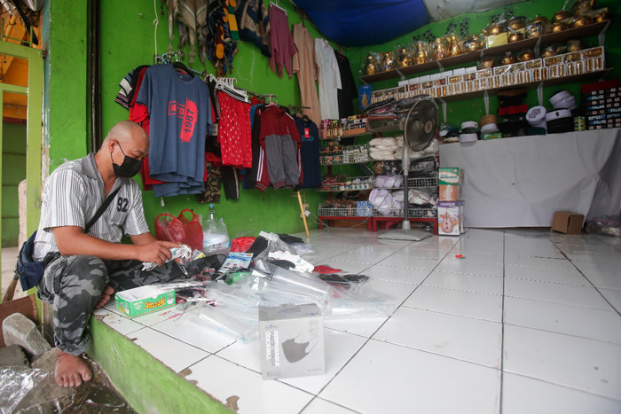 Penjual menata dagangannya di salah satu kios oleh-oleh Haji dan Umroh di kawasan Asrama Haji Pondok Gede, Jakarta Timur, Kamis (22/7/2021).