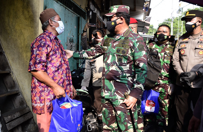 Panglima TNI Marsekal TNI Hadi Tjahjanto saat meninjau pelaksanaan vaksinasi dan pembagian Bantuan Sosial di wilayah Jakarta, Kamis (22/7/2021).