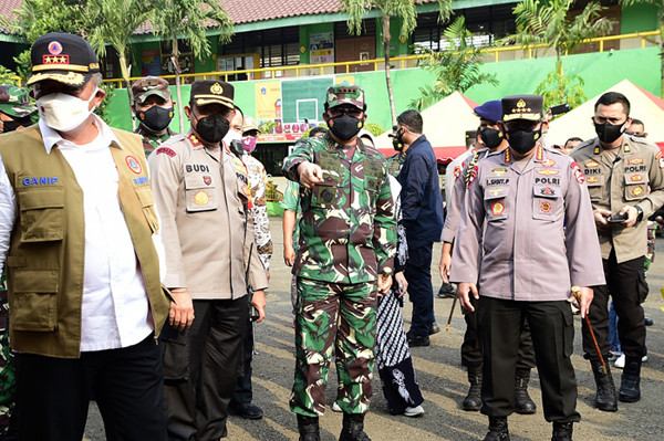 Panglima TNI Marsekal TNI Hadi Tjahjanto saat meninjau pelaksanaan vaksinasi dan pembagian Bantuan Sosial di wilayah Jakarta, Kamis (22/7/2021).