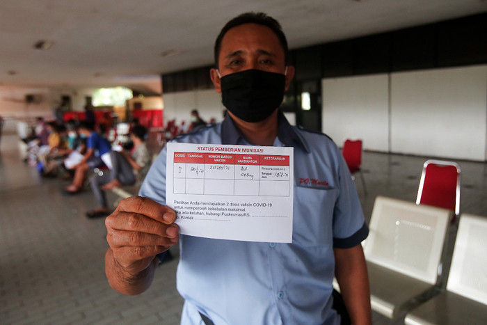 Warga mengikuti vaksinasi Covid-19 di Terminal Kampung Rambutan, Jakarta Timur, Kamis (22/7/2021).